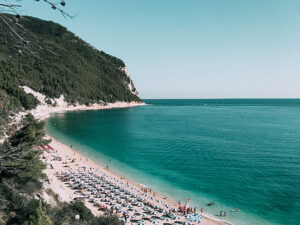 la spiaggia di San Michele sulla Riviera del Conero