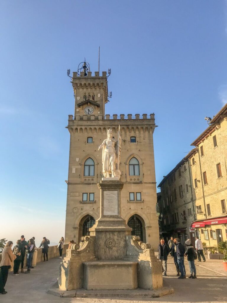 Piazza della Libertà è il cuore pulsante dI San Marino