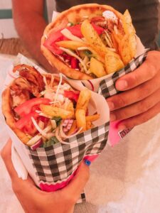 tra i piatti tipici più diffusi a Santorini c'è sicuramente la pita gyros, perfetta per essere consumata come uno street food