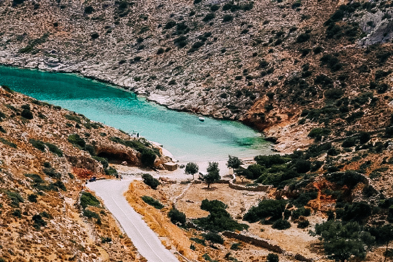  Uno dei tanti sentieri di Iraklia che tra le isole greche è la più adatta per chi ama camminare