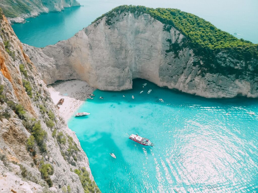 La celeberrima spiaggia con il relitto di Zante, una delle più fotografate tra le isole greche