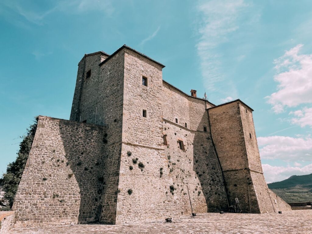 il forte di San Leo è un imponente castello che è stato per secoli anche un carcere