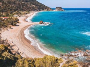 Tra le isole greche poco turistiche, Samos è una delle più selvagge e autentiche. Da non perdere.
