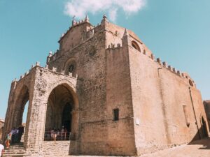 Il Duomo di Erice è uno splendido esempio di arte neogotica ed è una delle chiese più belle della città siciliana