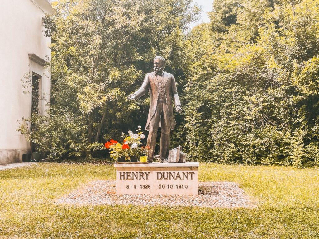 la statua di Henry Dunant nei pressi di Solferino dove si svolse la battaglia che lo ispirò per la creazione della Croce Rossa