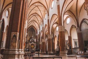gli interni della Basilica di San Petronio rendono bene l'idea dell'incompiutezza della Chiesa