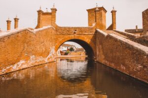 Il Ponte dei Trepponti è il monumento più iconico della città di Comacchio: da vedere assolutamente
