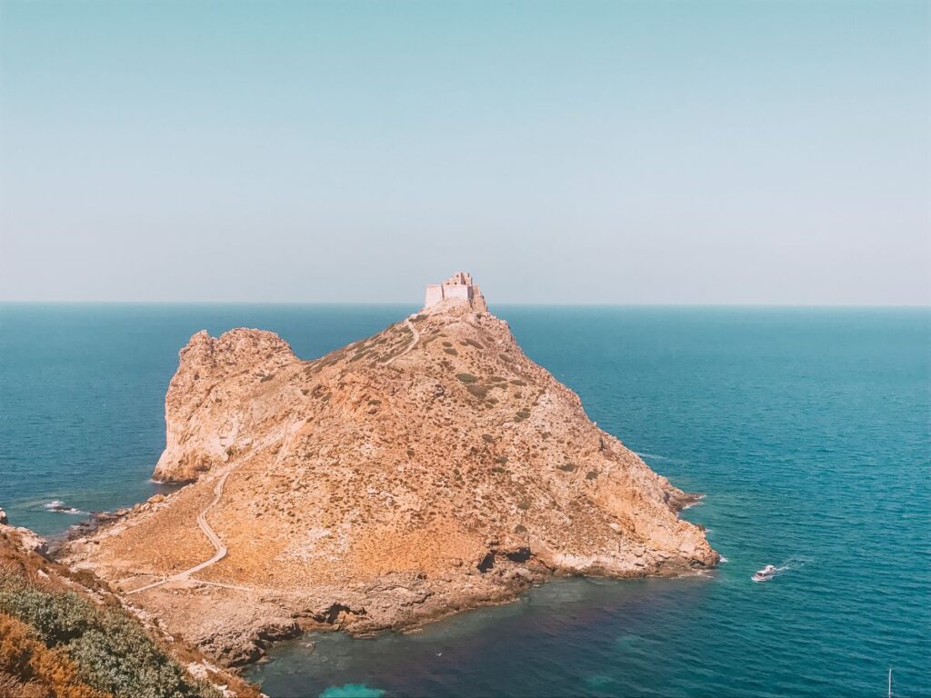 il castello di Punta Troia è ben visibile una volta superato lo scoglio del cammello