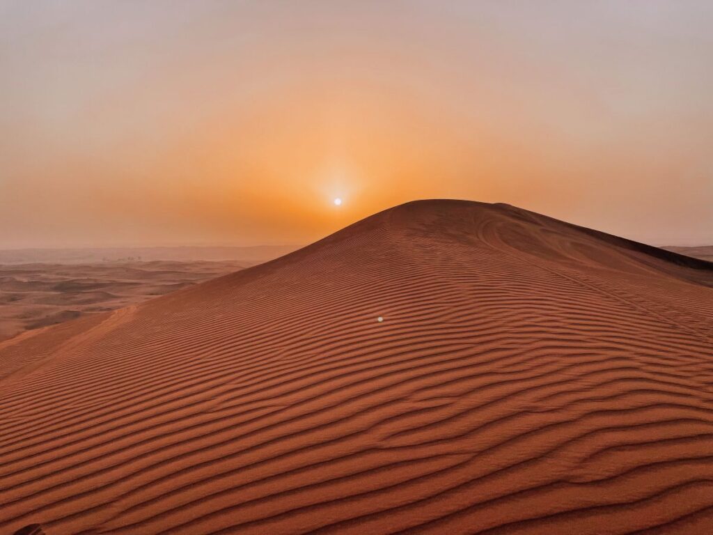 Il tramonto sulle dune rosse del deserto di Sharja è una delle cose più emozionanti che ho visto a Dubai