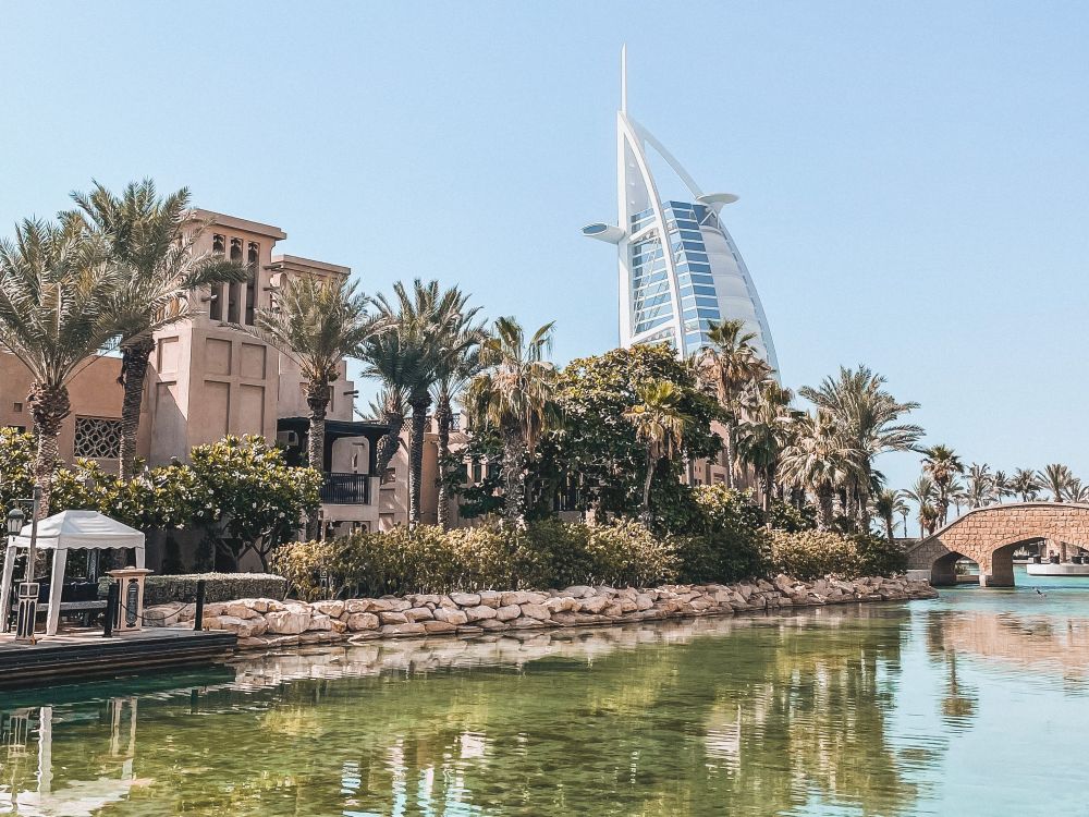 il Burj al Arab visto dal quartiere Jumeirah di Dubai
