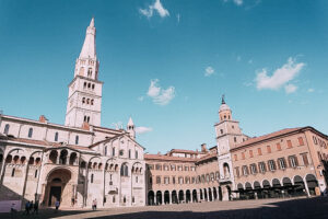 Piazza Grande con la celebre Ghirlandina di Modena
