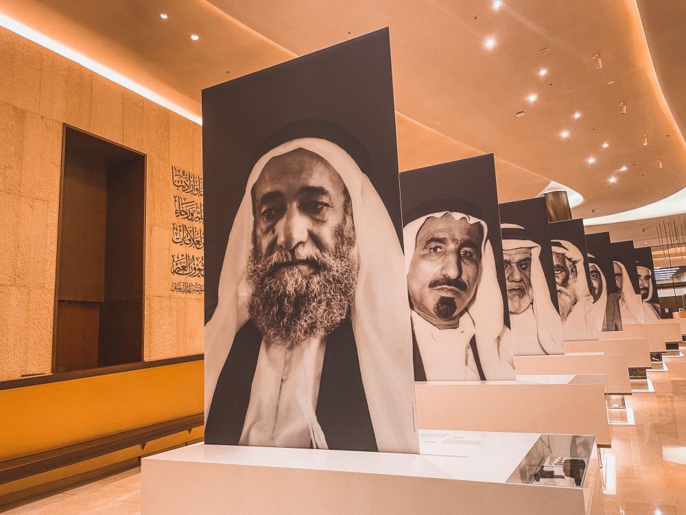 le gigantografie dei 7 padri fondatori degli Emirati Arabi Uniti