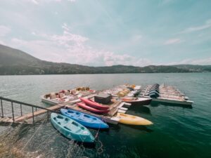 in un'area del lago di Suviana è possibile noleggiare una canoa o il pedalò, ma purtroppo bisogna lasciare una cauzione di 50 euro tassativamente in contanti