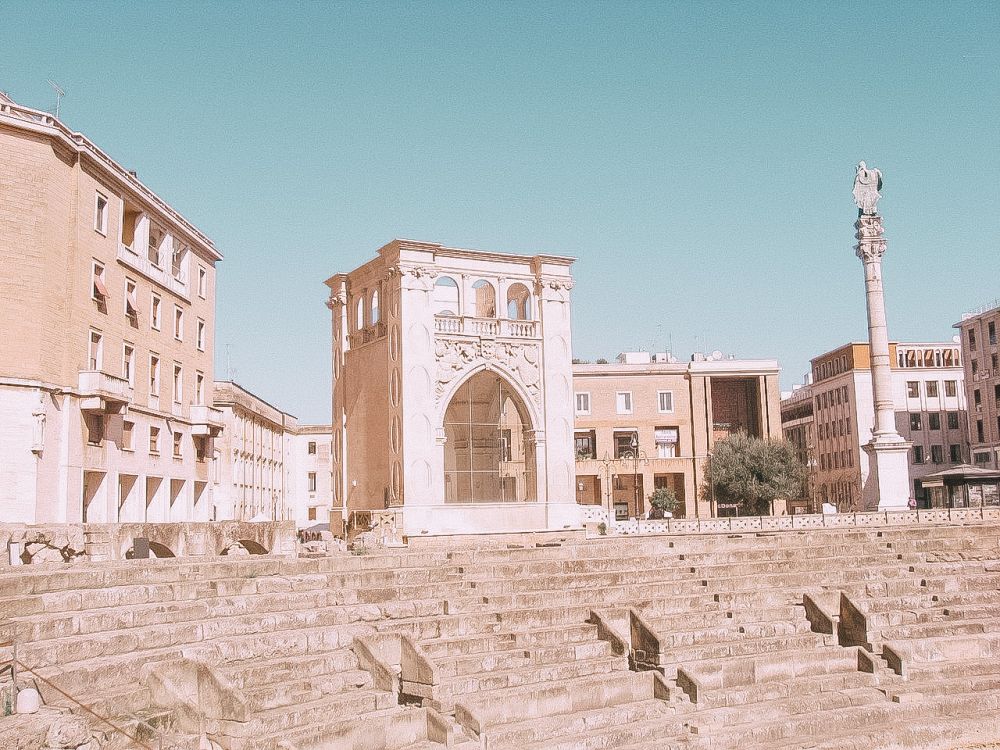una dettaglio della suggestiva piazza Sant'Oronzo a Lecce