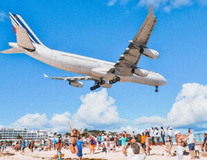 Una delle spiagge più strane del mondo è Maho Beach, dove atterrano gli aerei