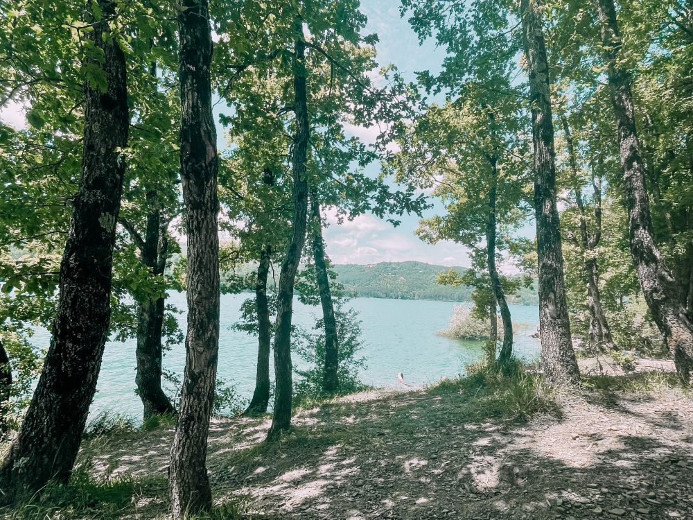 i sentieri di trekking presso il lago di Suviana sono ben 5, tutti diversi per difficoltà e tempo di percorrenza