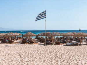 la popolata spiaggia di Elia a Mykonos
