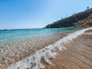 la splendida spiaggia di Agios Ioannis a Mykonos