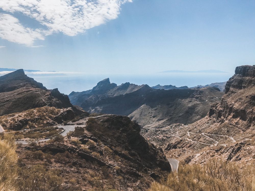 una strada tortuosa conduce a Masca, sulla costa ovest di Tenerife