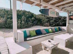 il beach bar di Lolantonis, The Cliff, in perfetto stile greco