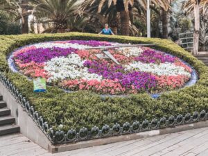 l'orologio fatto di fiori all'ingresso del Parco García Sanabria