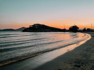 lo splendido tramonto sulla spiaggia di Agios Georgios a Naxos