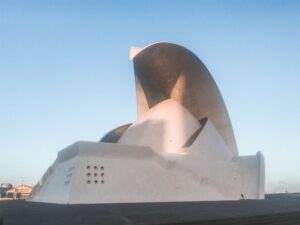 Emblematica l'onda dell'Auditorio di Calatrava