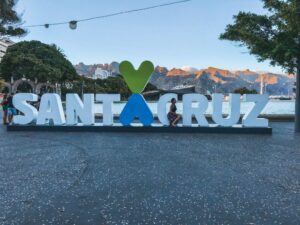 la grande scritta che si trova nel centro di Santa Cruz de Tenerife
