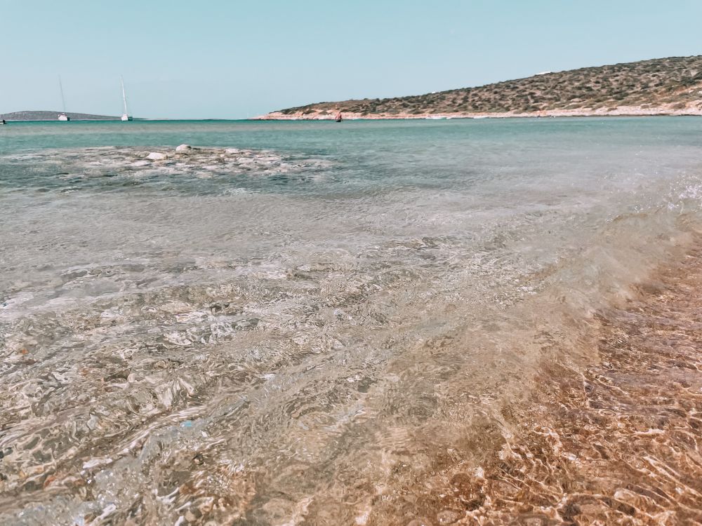 tra le spiagge più belle di Paros, Agios Nikolaos, dall'acqqua cristallina