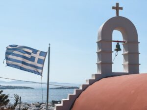 la bandiera greca spesso sventola presso i luoghi più iconici delle isole Cicladi