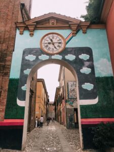 Arcobaleno è il murales che decora l'arco di via XX Settembre a Dozza