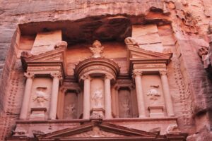 un dettaglio della facciata del Tesoro, il monumento più iconico di Petra