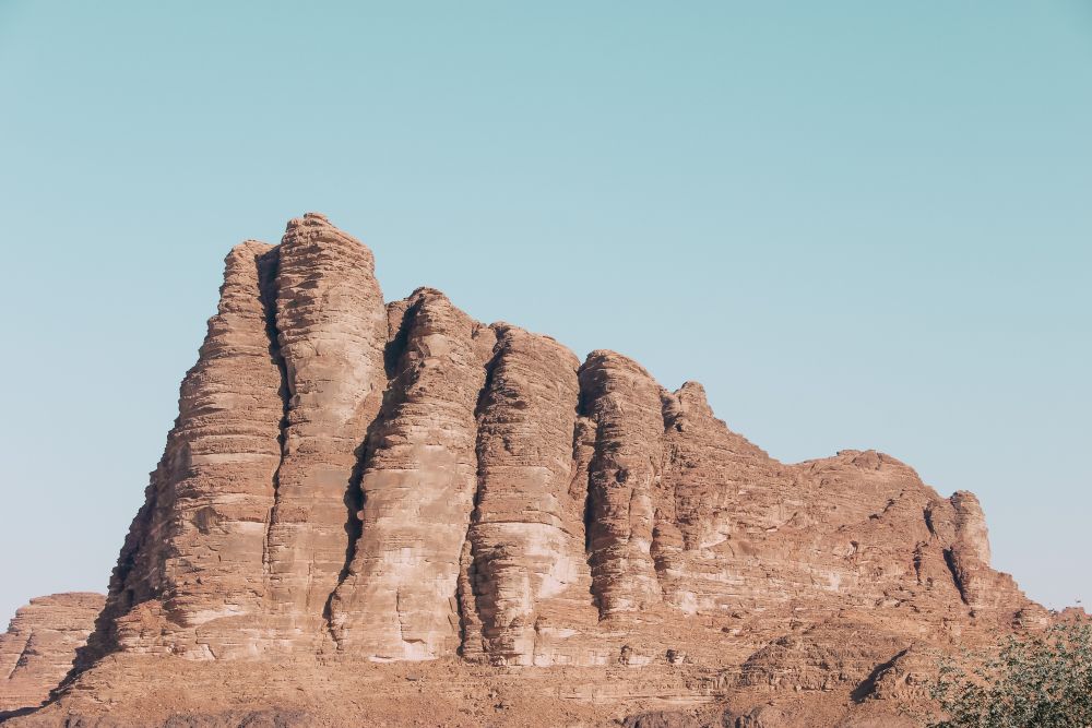 Le alte vette dei Sette Pilastri della Saggezza nel deserto del Wadi Rum