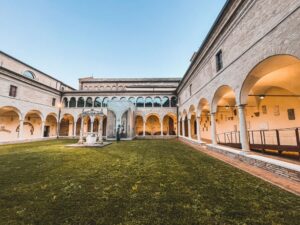 il chiostro del centro dantesco dei frati minori conventuali a Ravenna, dove ha sede il museo di Dante