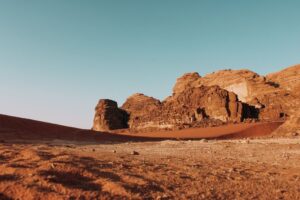 il deserto del Wadi Rum in Giordania è caratterizzato da irte montagne