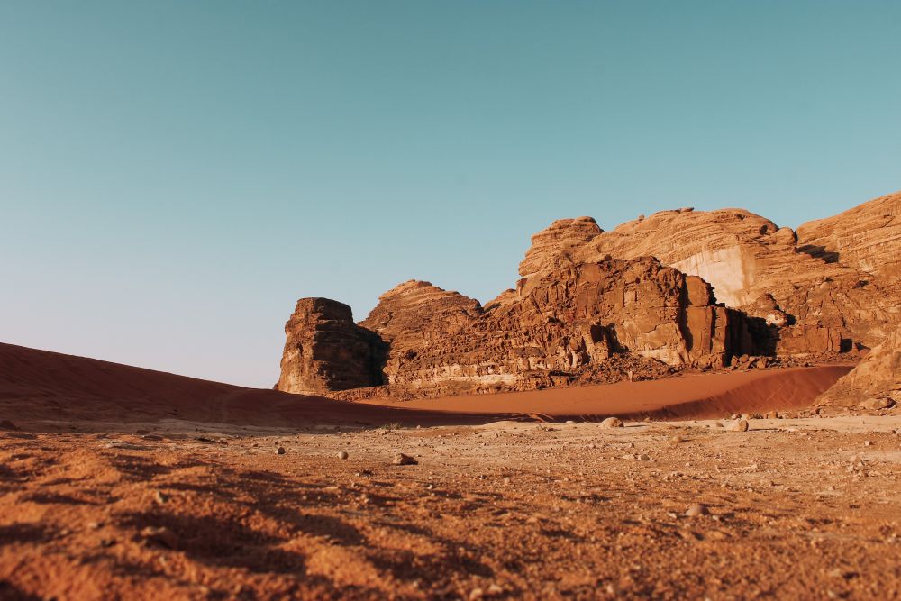 il deserto del Wadi Rum in Giordania è caratterizzato da irte montagne