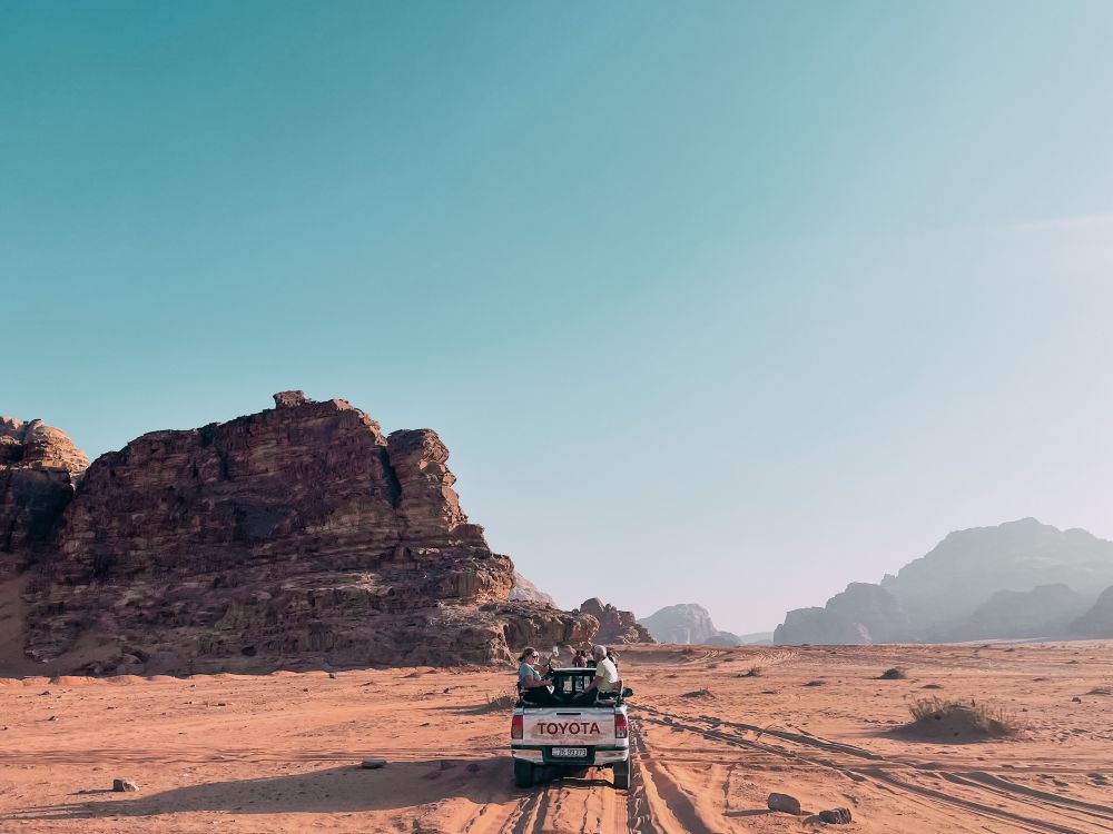 visitare il Wadi Rum a bordo di un fuoristrada è un'esperienza unica