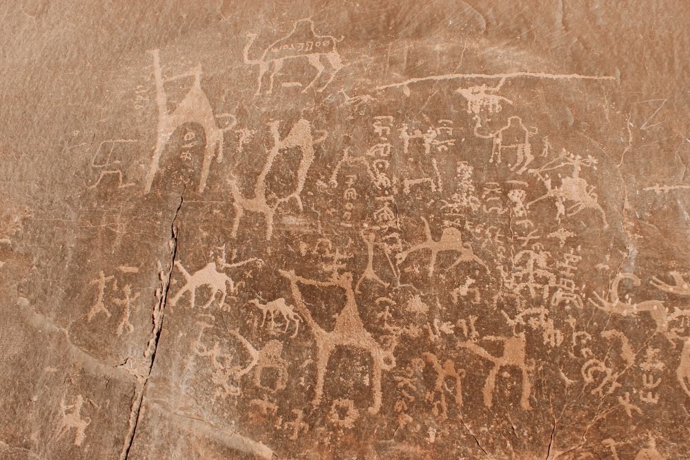 sono antichissime queste incisioni rupestri nel Wadi Rum in Giordania
