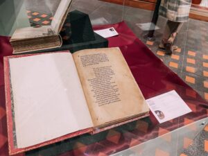 la prima edizione della Divina Commedia, pubblicata a Foligno nel 1472