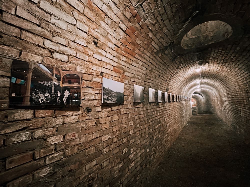 una delle mostre fotografiche ospitate da Bologna sotterranea nel rifugio Vittorio Putti