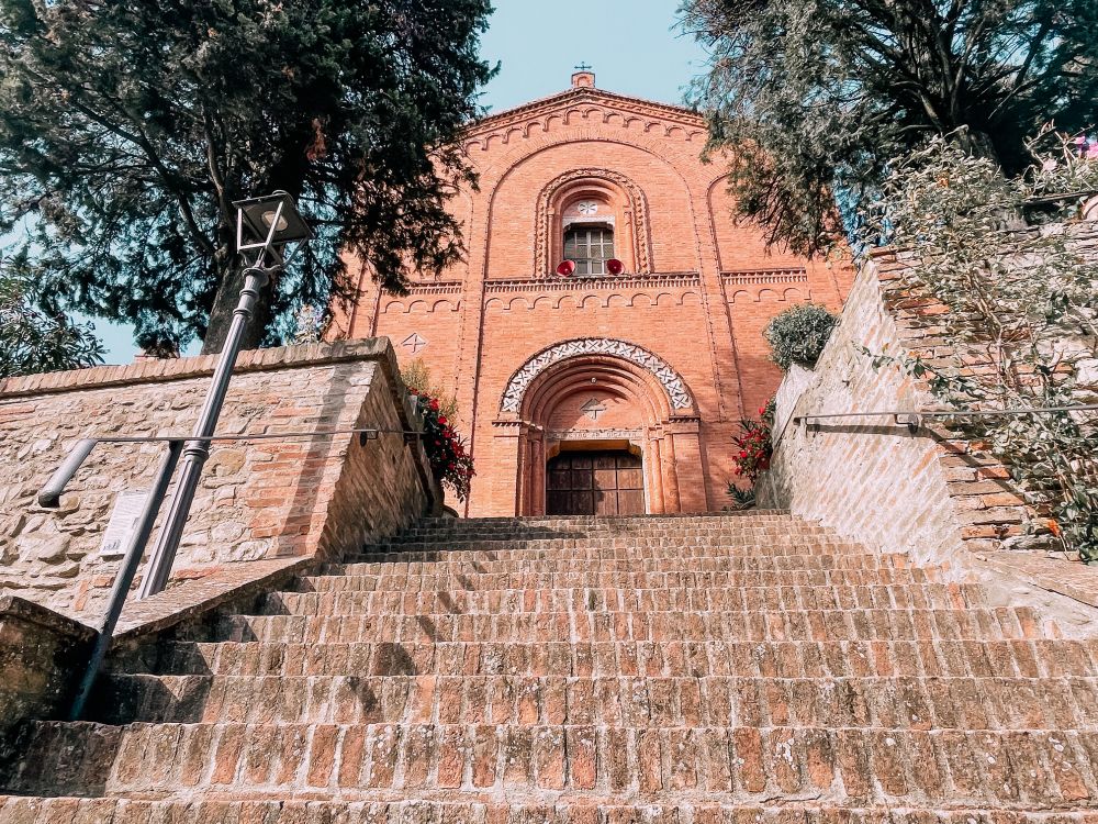 la facciata della Chiesa di San Pietro a Castello di Serravalle