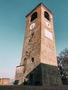 la Torre dell'Orologio svetta in Piazza Roma a Castelvetro di Modena