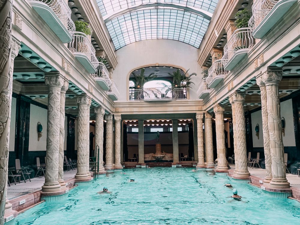la piscina principale delle Terme Gellert di Budapest