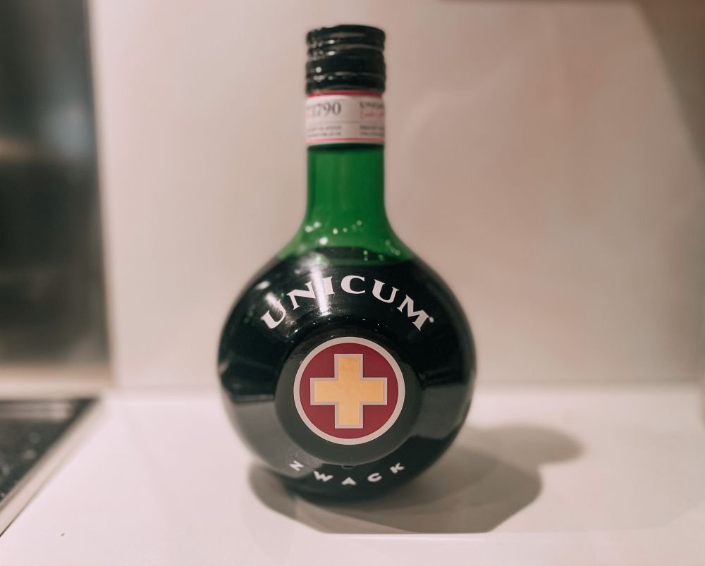 l'iconica bottiglia dell'Unicum, il tipico liquore di Budapest