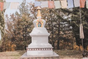 lo stupa e le bandiere tibetane a Votigno di Canossa