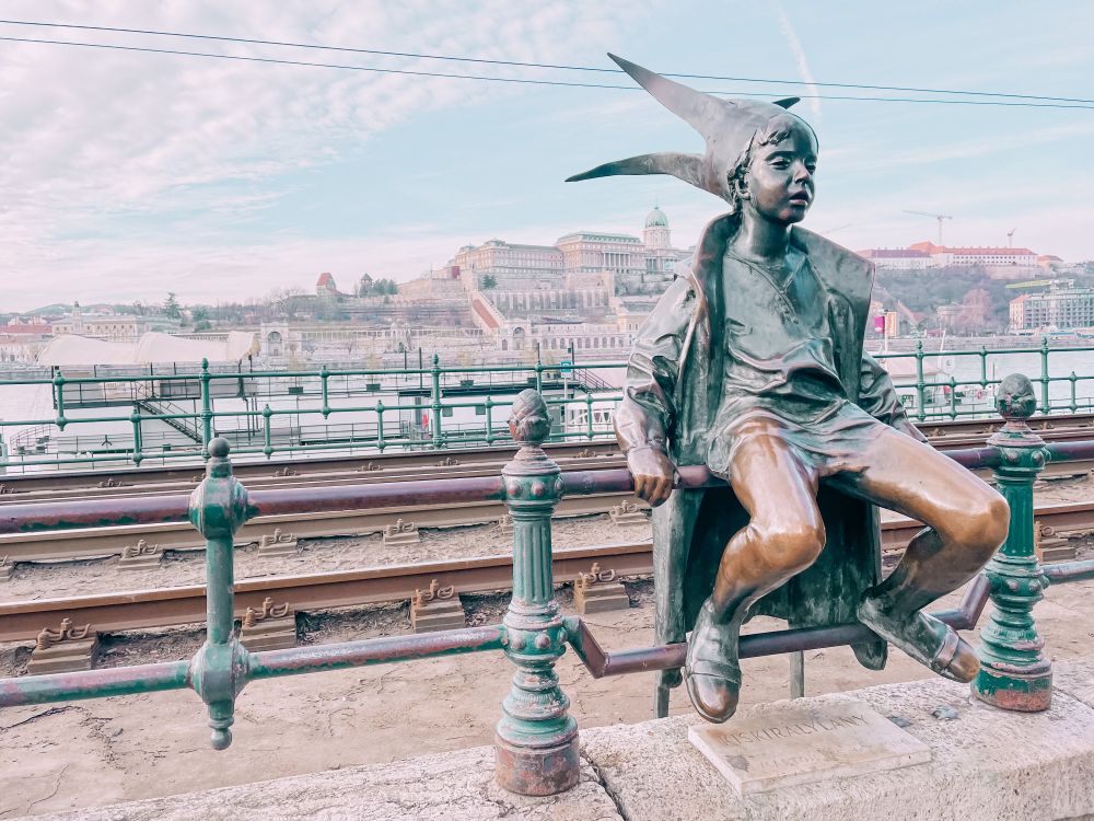 la piccola principessa è una delle statue più originali di Budapest