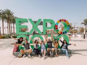 il gruppo di viaggio in posa davanti all'Expo di Dubai inaugurata nel 2021