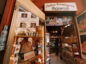ingesso dell'antica formaggeria Bernardi presso il Mercato delle Erbe a Bologna