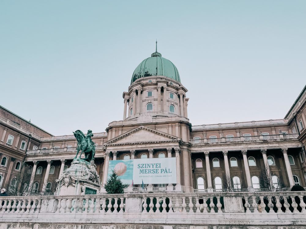 facciata del Palazzo Reale di Budapest da vedere