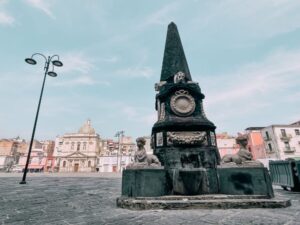 l'ampia Piazza Mercato a Napoli